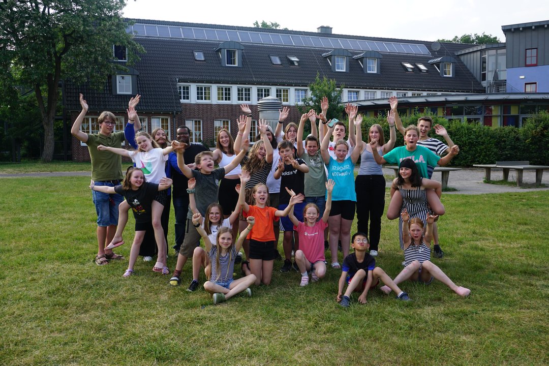 Die Teilnehmer und Gruppenleiter der Gruppenfahrt 2023. Im Hintergrund ist die Jugendherberge Hinsbeck.